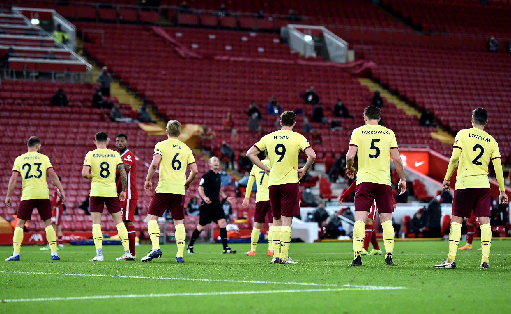 他的助威行 他的助威行